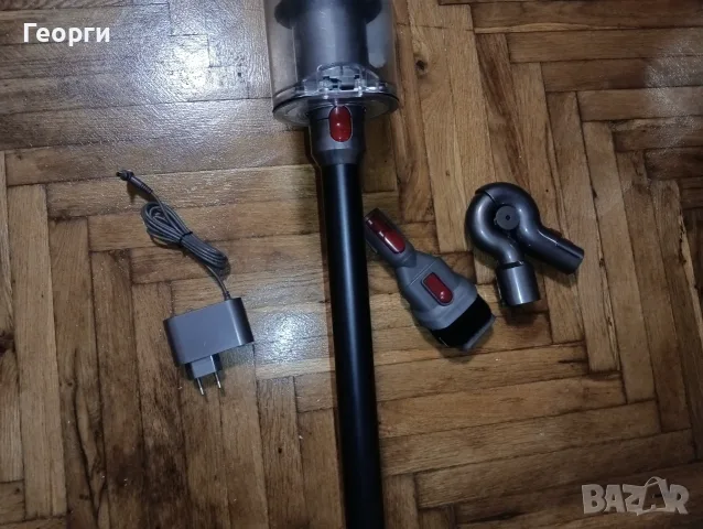Отлична прахосмукачка Dyson V10 с добра батерия и аксесоари, снимка 3 - Прахосмукачки - 53357300