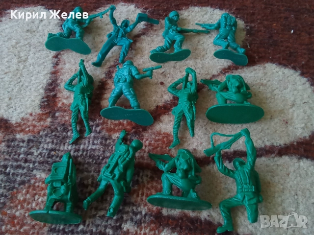 Войници пластмасови 12 броя 51729, снимка 7 - Колекции - 52105698