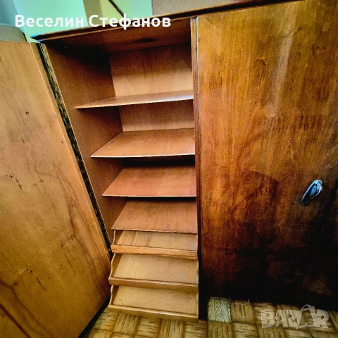 Старинен трикрилен гардероб от масив орех, снимка 5 - Гардероби - 53435614
