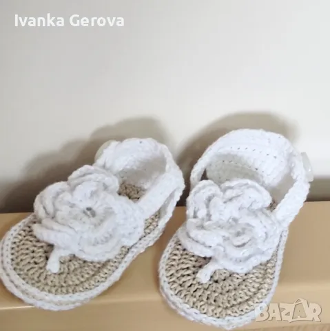 Ръчно плетени детски сандали.