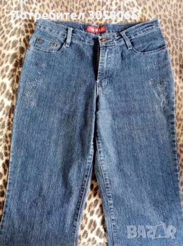 сини дънки с малко бродерия, снимка 4 - Дънки - 36112921