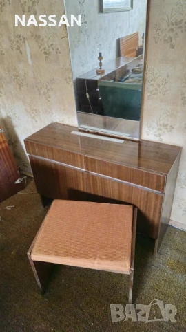 ПОДАРЯВАМ спалня, 2ракли, 2нощни шкафчета, гардероб, тоалетка с огледало, табуретка,2 матрака, снимка 4 - Спални и легла - 51042401