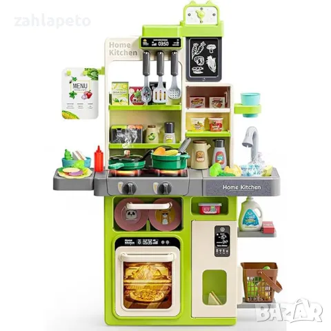 Кухня с истинска пара, течаща вода и хладилник