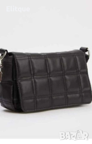 Дамска капитонирана малка чанта в модерни цветове, снимка 4 - Чанти - 52889056