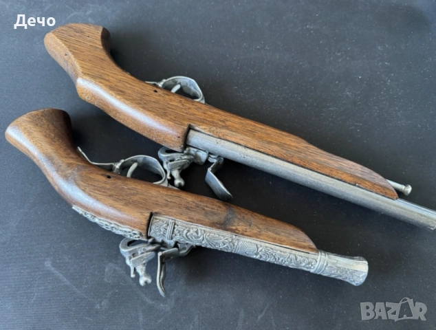 Чифт кремъчни пищови за декор или възстановка от дете, снимка 2 - Антикварни и старинни предмети - 53592404