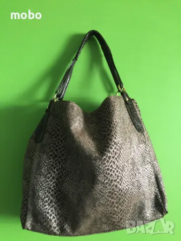 Дамска кафява чанта/ тип змийски принт / от водоустойчива промазка,едно отделение с вътрешен джоб 