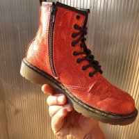  оригинални боти  DR. MARTENS RED GLITTER 1460 BOOTS номер 37, снимка 3 - Бебешки боти и ботуши - 38709298