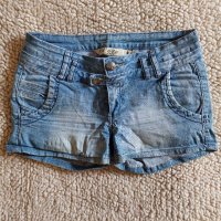 Дамски къси дънкови панталони в размер М, снимка 1 - Къси панталони и бермуди - 27715190