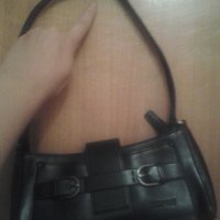 Малка черна кожена чанта на Esprit, снимка 7 - Чанти - 38789650