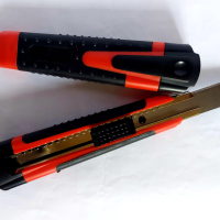 Макетен професионален нож  18мм/16 см, снимка 3 - Други инструменти - 44671520