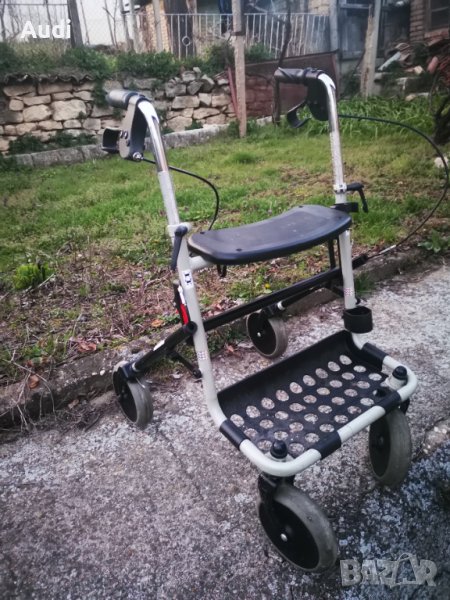 Проходилка ролатор INVACARE  Подходящ за оперирани, възрастни и трудно подвижни хора. Сгъваема, лека, снимка 1