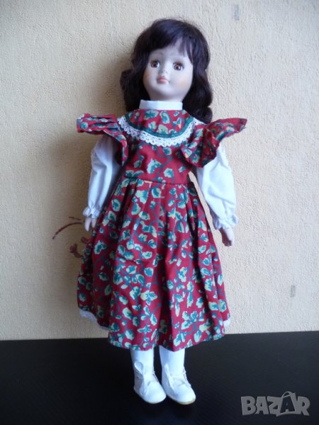 Порцеланова кукла с червена рокля на цветя готина, снимка 1