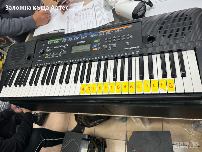 Синтезатор Yamaha PSR-E253, снимка 1