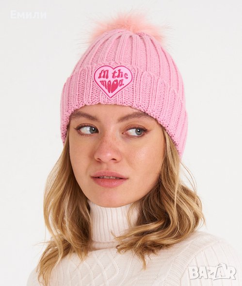 Дамска зимна плетена шапка с помпон и бродерия сърце с надпис "in the mood" в розов цвят , снимка 1