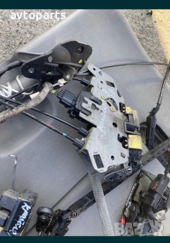 Chrysler voyager 2004година брави врати и багажник, снимка 6 - Части - 40493794