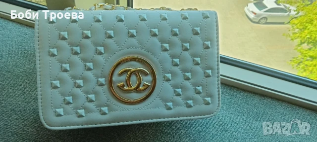 Стилна дамска чанта. Изработена от висококачествена еко кожа. Разполага с: едно разпределение, снимка 2 - Чанти - 51377374