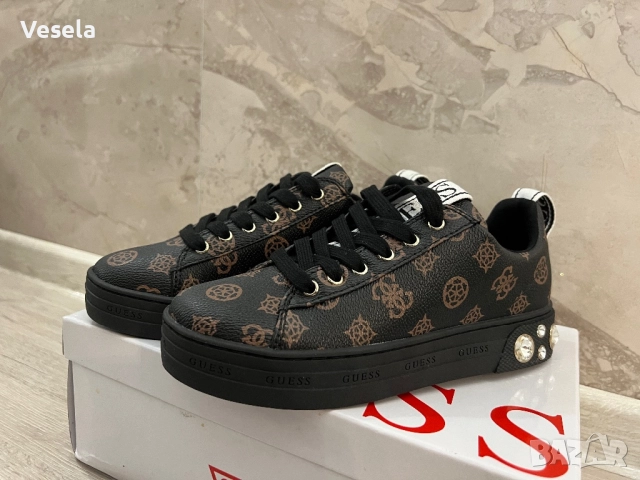 Сникърси Guess