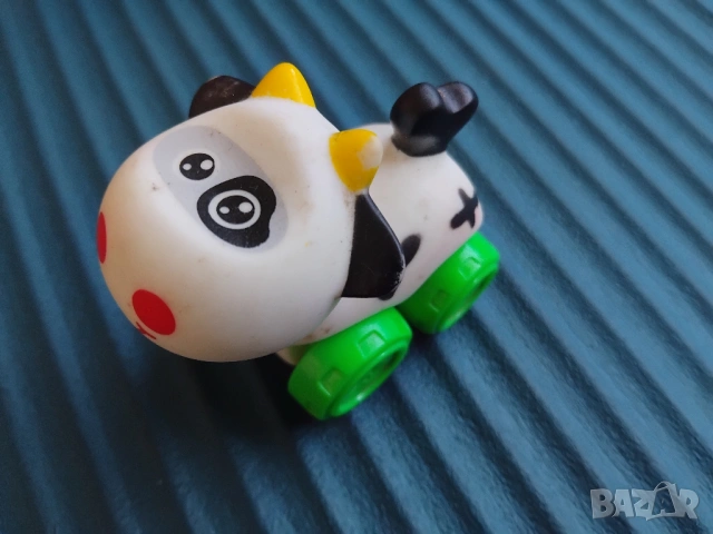 Играчка кравичка на колелца