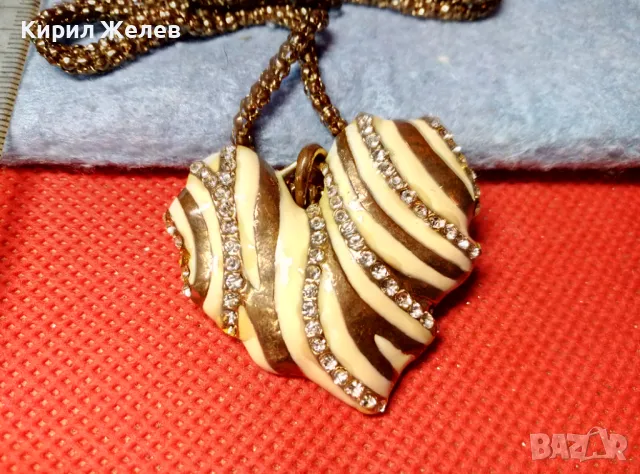 ЗЛАТИСТО със СЪРЦЕВИДЕН ЕМАЙЛИРАН МЕДАЛЬОН ВИНТИДЖ КОЛИЕ с БЛЕСТЯЩИ КРИСТАЛИ 47371, снимка 3 - Колиета, медальони, синджири - 47336429