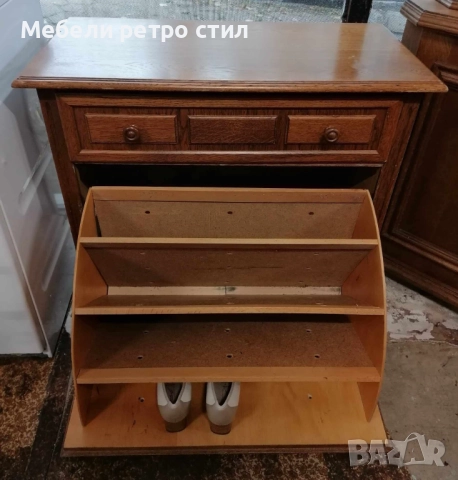 Компактен шкаф изработен от естествено дърво, с елегантен и устойчив дизайн.