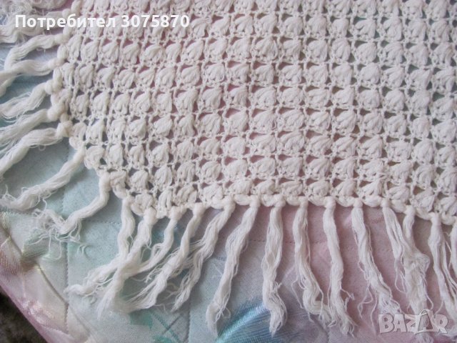 2 бели триъгълни шала - плетени от старо време, снимка 2 - Шалове - 41487275