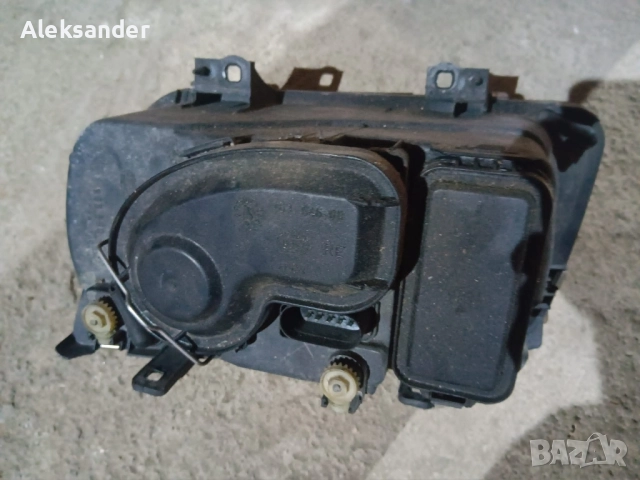 Продава се оригинален десен фар със халоген за Volkswagen Bora