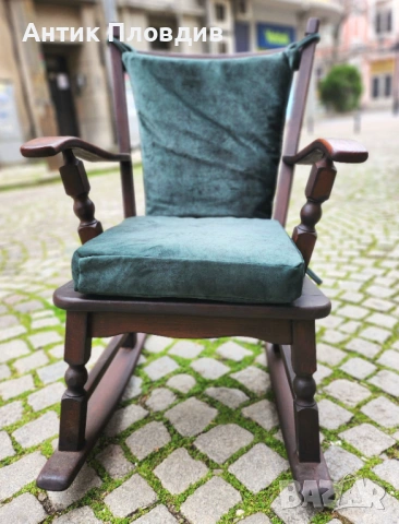 Класически люлеещ стол с кадифена зелена седалка, снимка 3 - Столове - 53655353