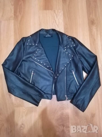 Дамско яке с капси