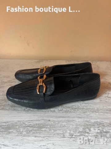 Черни кожени мокасини имитация на крокодилска кожа със златни катарами 38 номер като нови 🖤, снимка 4 - Дамски ежедневни обувки - 51893320