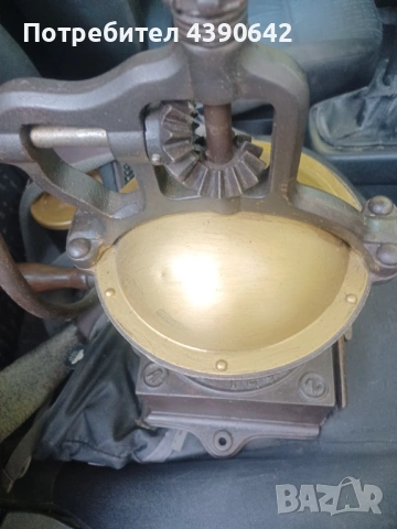 Голяма стара кафемелачка Пежо А2, висока около 40 см