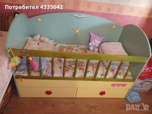 Продавам детско легло с матрак 140/70см., с две дълбоки чекмеджета.