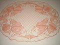 Стара винтидж 30 г на миналия век ръчно бродирана розова покривка на тюл овална, снимка 4