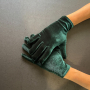 Къси дамски елегантни ръкавици от зелен плюш 8646