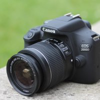 Продавам Фотоапарат DSLR Canon EOS 2000D, снимка 1 - Фотоапарати - 41776804