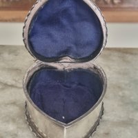 Антична английска сребърна кутия във формата на сърце - Ангелите На Рейнолд , снимка 7 - Антикварни и старинни предмети - 41414738