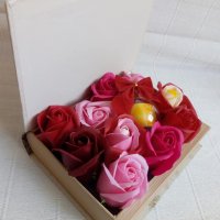 Кутия "Книга" със сапунени рози и коледна топка с късметче, снимка 6 - Декорация за дома - 34471092