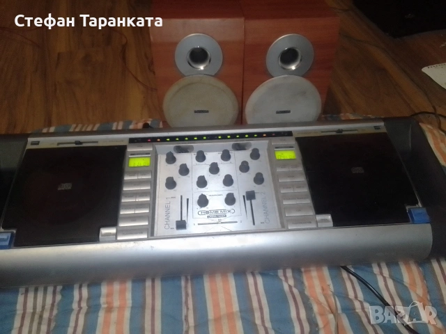 Кросравар михер със два CD playera и вграден усилвател и две тонколони 