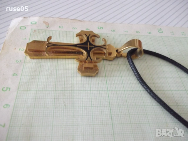 Кръст метален с плетен носач, снимка 3 - Колиета, медальони, синджири - 53844768