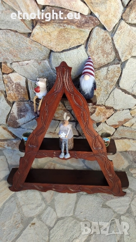 Старинна дървена триъгълна стенна етажерка с рафтчета и дърворезба 