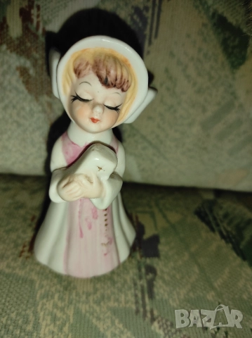 Винтидж монахиня от бисквитена керамика , снимка 1 - Статуетки - 46050655