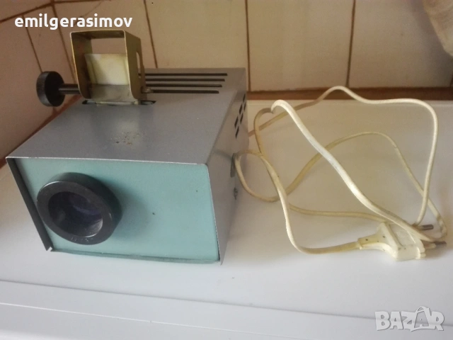 Прожекционен апарат и компресор за гуми.