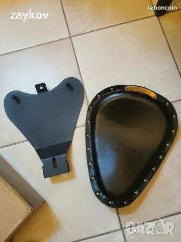 Черна ретро соло седалка за мотоциклет