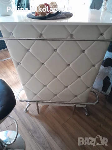 модерна бар маса от кожа с камъни