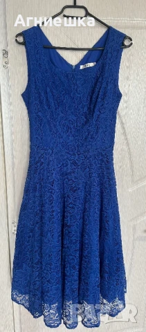 Елегантна дантелена рокля в кобалтово синьо