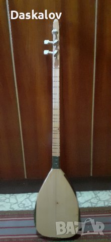 Продавам малък струнен инструмент