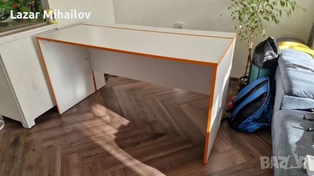 Бюро 140см бяло оранжев кант