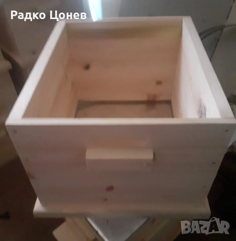 Изработват кошери от сух бял бор.