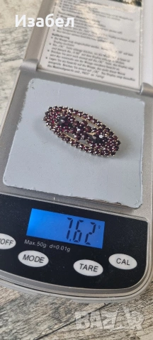 Позлатена брошка с гранати