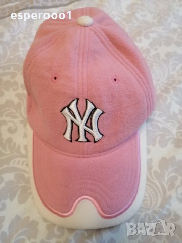 Дамска зимна шапка NEW YORK, снимка 1 - Шапки - 34463144
