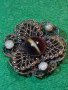 СТАРИННА БРОНЗОВА ФИЛИГРАННА БРОШКА с ЯСПИС и ПЕРЛИЧКИ АРТ ДЕКО 1921, снимка 2